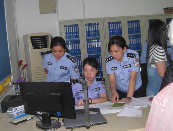 福建安溪出入境女民警深入基层派出所指导境外人员住宿登记工作
