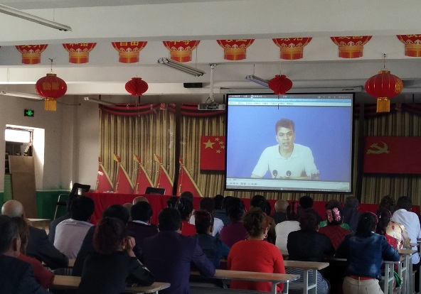 沙雅县海楼镇古再勒博斯坦村认真组织好观看《地区发展党员工作培训》
