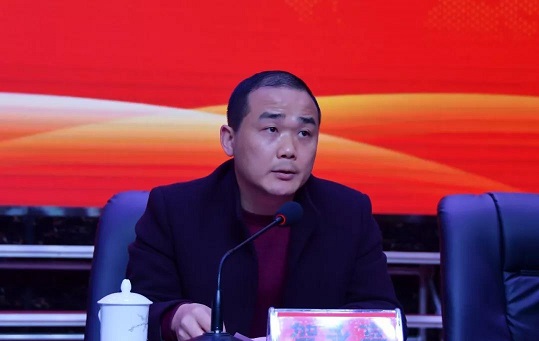 新邵县宣传部长贺永亮在捐赠仪式上发表讲话,代表县委,县政府对山东