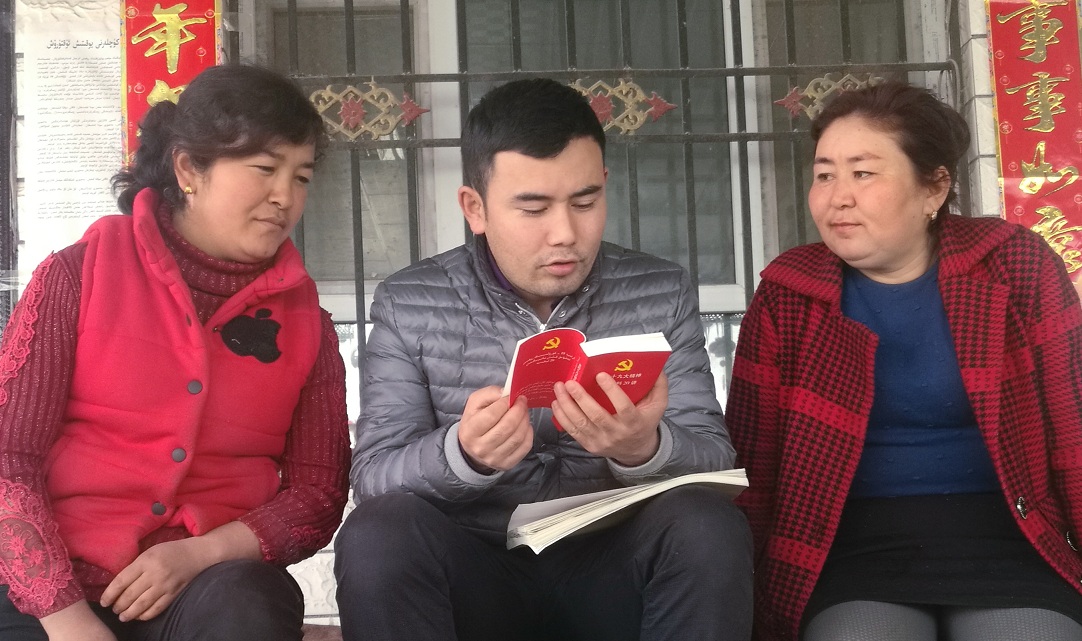 沙雅县驻村工作队员上门入户宣传 十九大精神