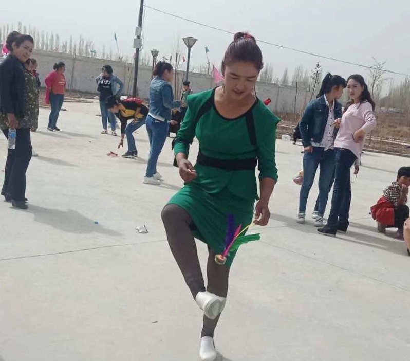 踢毽子