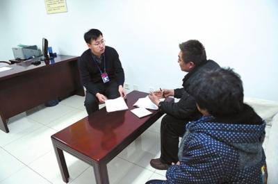 中纪委披露受理信访举报现场 举报人等待叫号