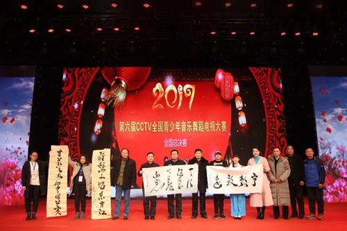 赠送墨宝合影_副本.jpg