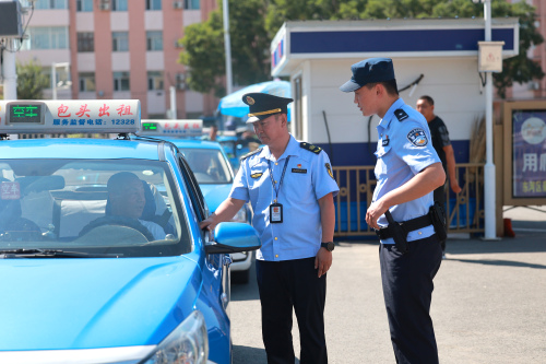 民警向出租车司机开展宣传.png