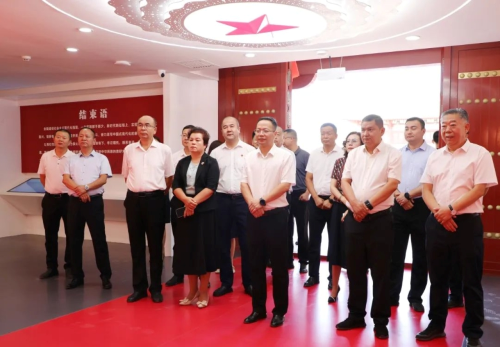 出席仪式的领导嘉宾和学生代表一同参观展馆.png