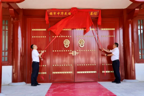 县委书记李俊杰与县委副书记、县长塔依尔·卡地尔共同为展馆揭牌.png