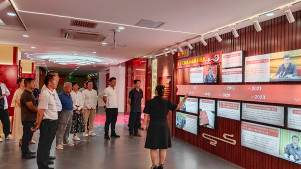 参观筑牢中华民族共同体意识展馆.png
