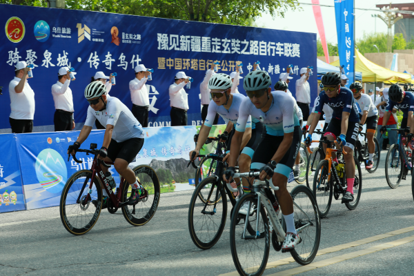 02——8月10日上午11时，随着比赛起始发令笛鸣响城市公路车赛男子公路车精英组率先出发。外力·克依木 摄  (2).png