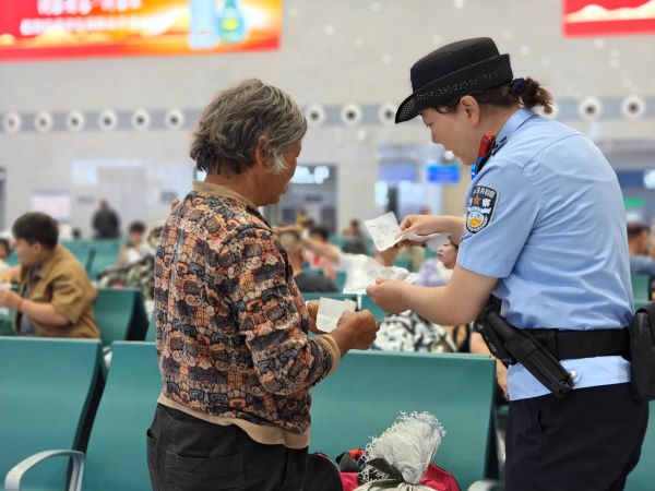 民警帮助七旬老人购买车票.jpg