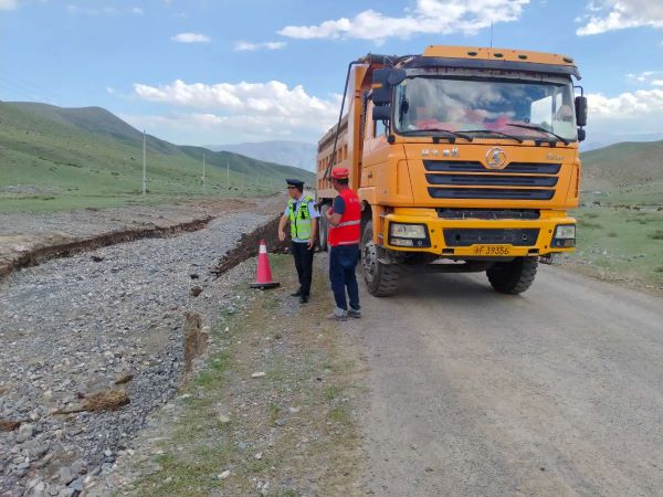 与公路养护单位共同巡查水毁路段.jpg
