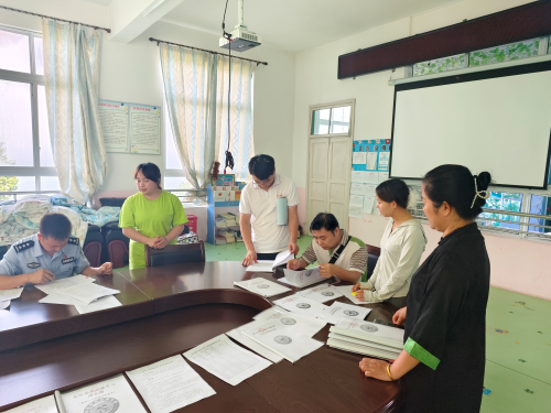 图为 从江县庆云镇安全检查组深入校园检查安全台账.png