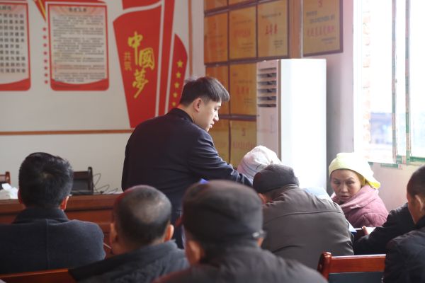 检察干警发放宣传手册.JPG