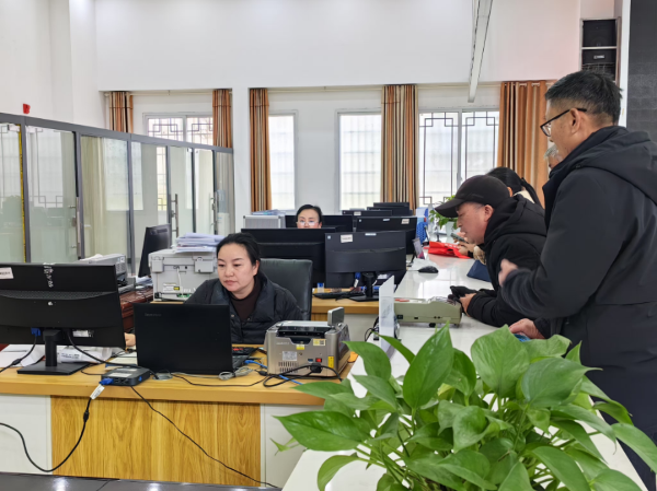 图为：黎平县政务大厅公交窗口人员上午提前到岗为群众充值公交卡.png