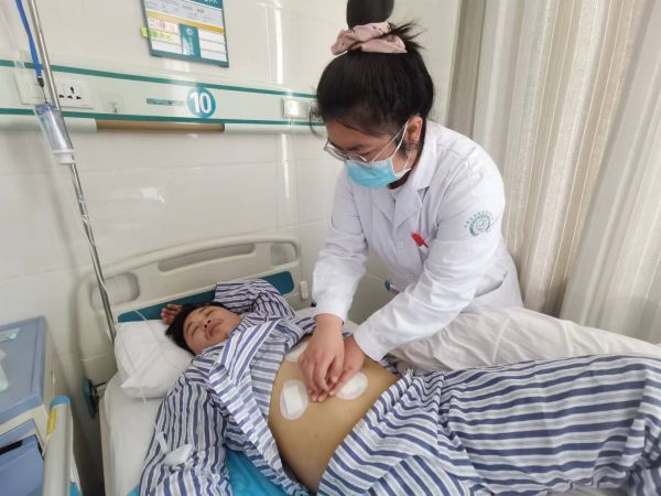 2月20日，图为梁先的主管医生在查看术后恢复情况.jpg