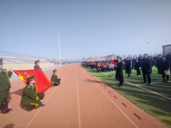 书记带领教师宣誓照片.jpg
