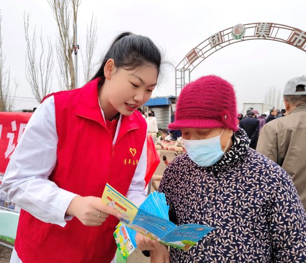 志愿者正在为群众做春季传染病防治知识宣传.jpg