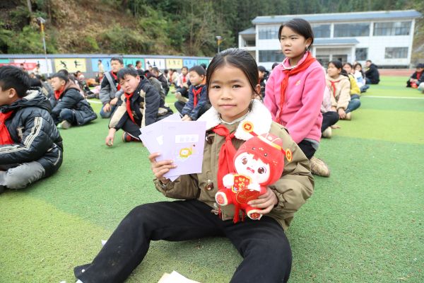 回答正确的同学当场获赠小礼品.jpg