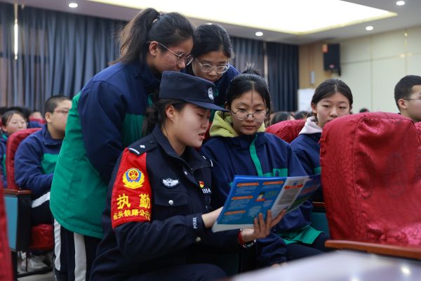 民警向学生讲解安全手册.JPG