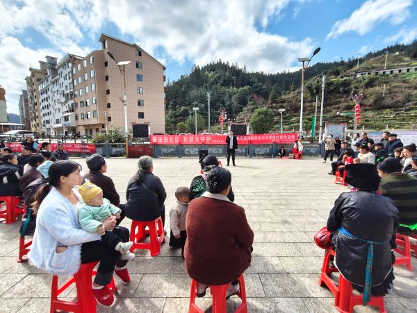 工作人员为社区居民开展法治宣传活动.jpg