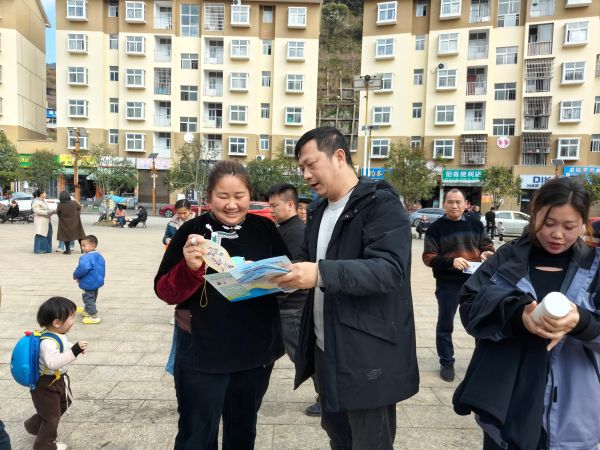 工作人员为社区居民们解疑宣传资料相关知识.jpg