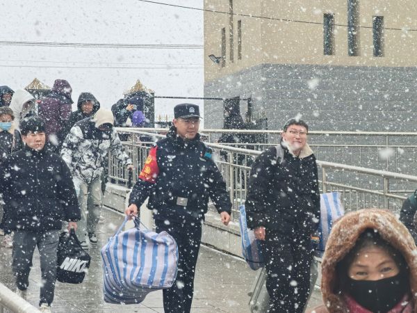 民警帮助旅客提拿重物.jpg