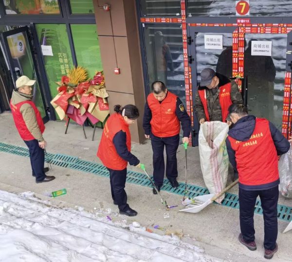 图2：执法人员和社区干部清理垃圾碎屑.jpg