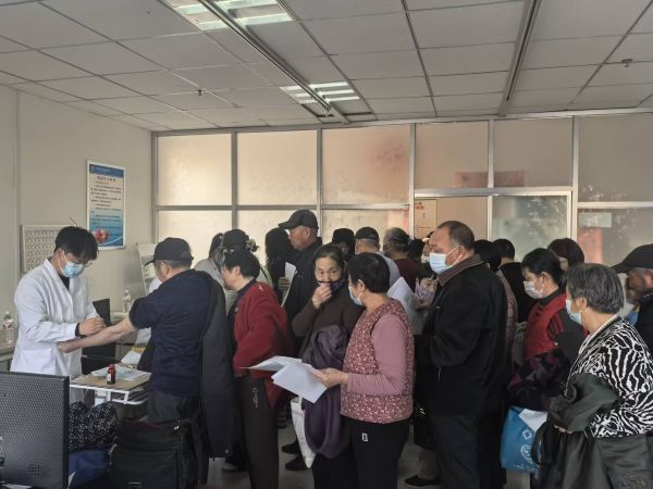 图为阿拉尔市幸福路街道三五九社区卫生服务中心全面免费体检现场.jpg