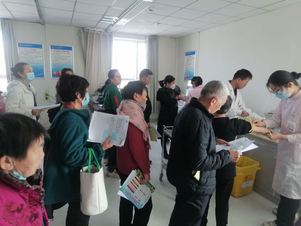 图为在阿拉尔市幸福路街道三五九社区卫生服务中心，居民在排队采血。.jpg