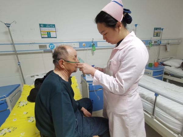 图为十二团医院内科护士长王思雨为患者护理服务。.jpg