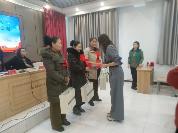 图2：对优秀妇女颁发荣誉证书和奖品.jpg