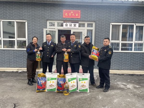 慰问辖区困难居民，送去慰问物资。.jpg