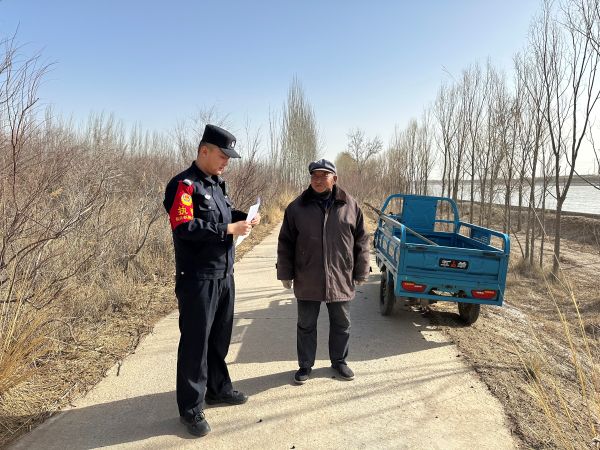 民警向沿线村民普及法律知识.jpg