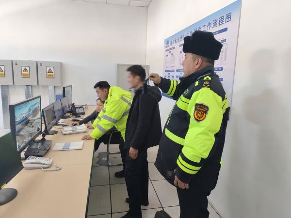 图3：执法人员调取监控视频进一步确定当事人的违法行为和逃费事实.jpg