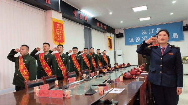 图为  重温退役誓词现场（鲁畅  摄）.png