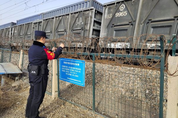 民警在对线路重点部位进行隐患排查.jpg