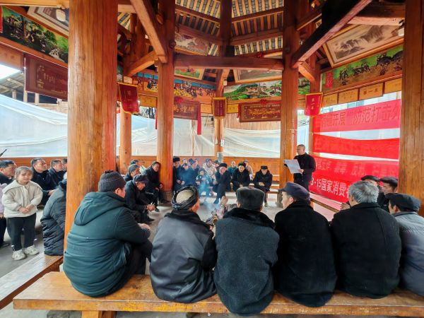 借助地方少数民族议事传统开展法治宣传.jpg