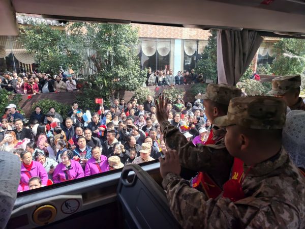 图为  新兵挥手与亲人道别（韦阳慧  摄）.jpg