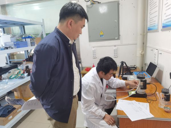 图为兵团疾病预防控制中心（援疆干部）高级工程师张华伟现场查看兵团南疆职业病防治院工作人员现场操作演示。.jpg