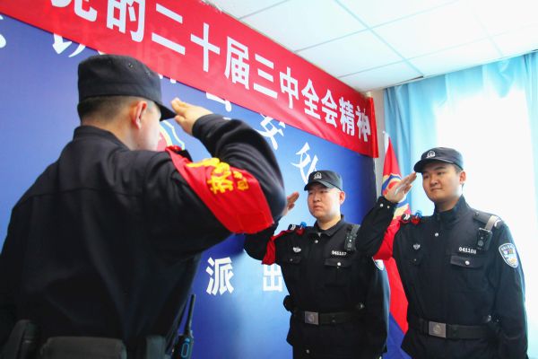 仪式上，师徒相互敬礼，签订师徒结对协议.JPG