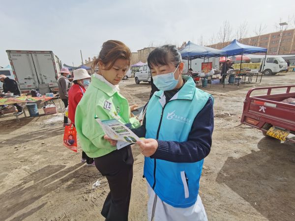 十二团医院开展的第30个“世界防治结核病日”科普宣传活动走进集市。.jpg