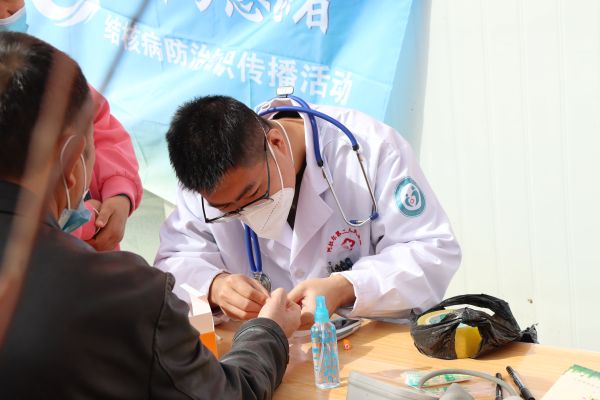 十二团医院开展的第30个“世界防治结核病日”义诊进社区。.JPG