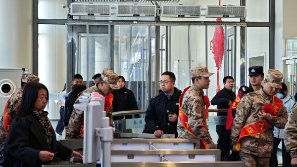 民警在进站口维护秩序.jpg