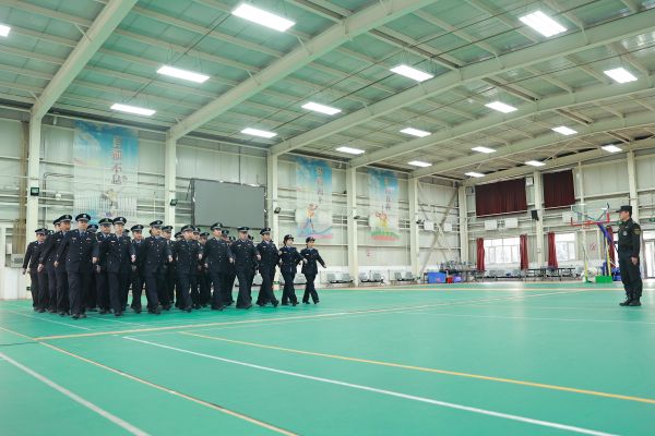 民警进行三大步伐训练.JPG