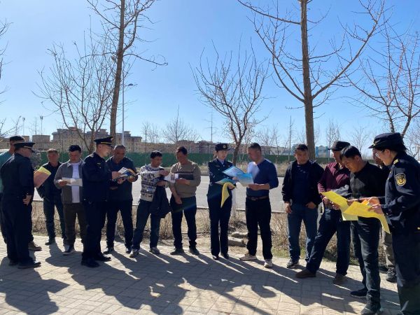 向过往群众发放宣传单.jpg