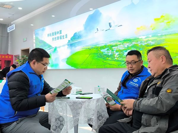 社保工作人员在银行给办事群众宣传政策.jpg