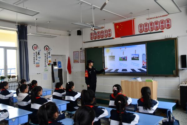 民警讲解铁路安全知识.jpg