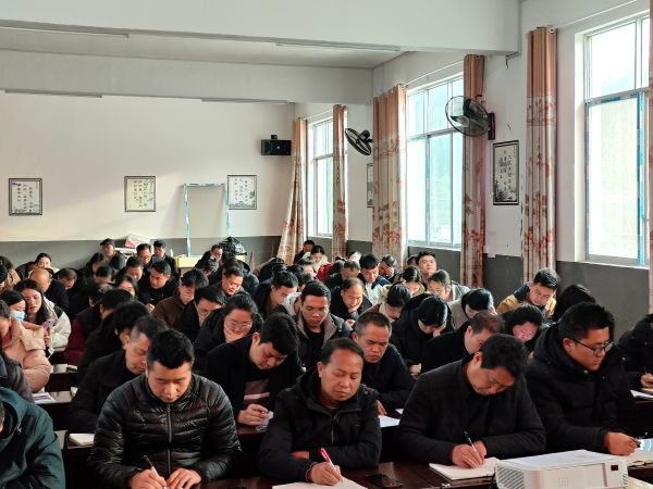 与会人员做笔记.jpg