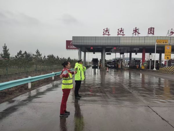 在收费站疏导交通.jpg