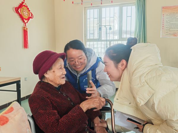 在养老院，社保工作人员与养老院院长一起引导退休工人完成掌上认证（拍摄者：孙欣欣）.jpg
