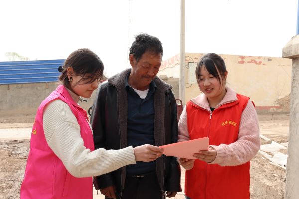 入户走访，开展文明祭祀宣传、发放宣传单.JPG